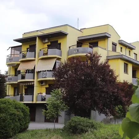 Apartment Yellow House *